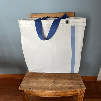 Stor bag med blå stripe, innerlomme. SALG!