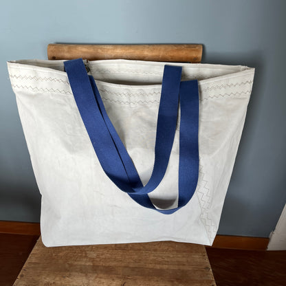 Stor bag med blå stripe, innerlomme. SALG!