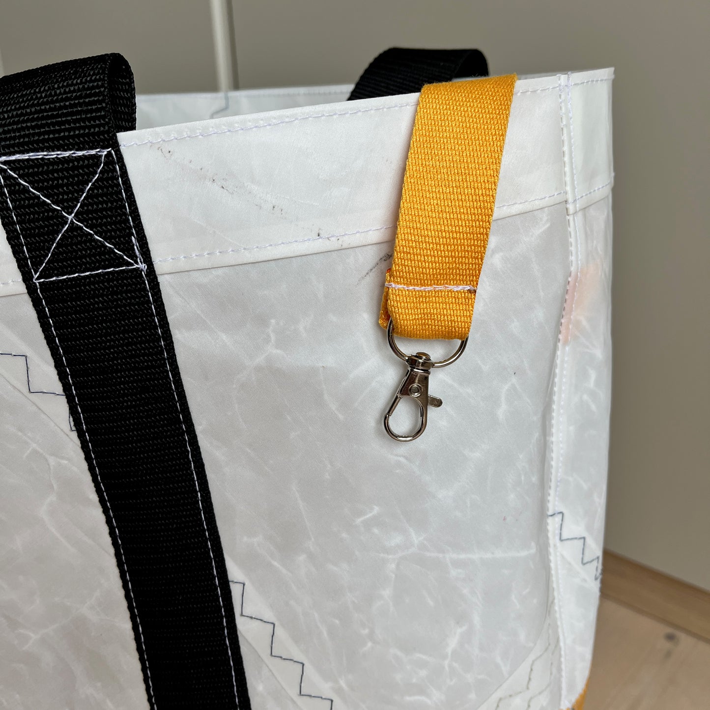 Stor bag, shopper, hvitt seil med gul bunn