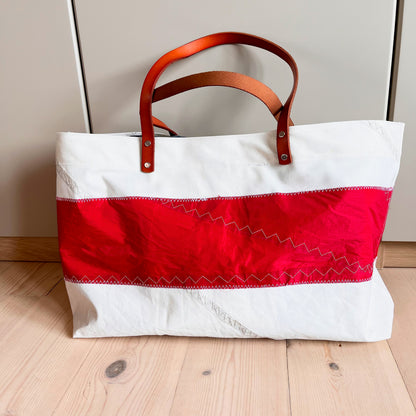 Solgt! Fås hos Son Skpshandleri! Bag med rød stripe av spinnakerstoff
