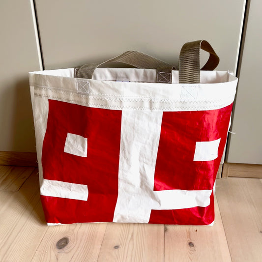 Stor bag med rødt nummer fra seil, innerlomme med glidelås