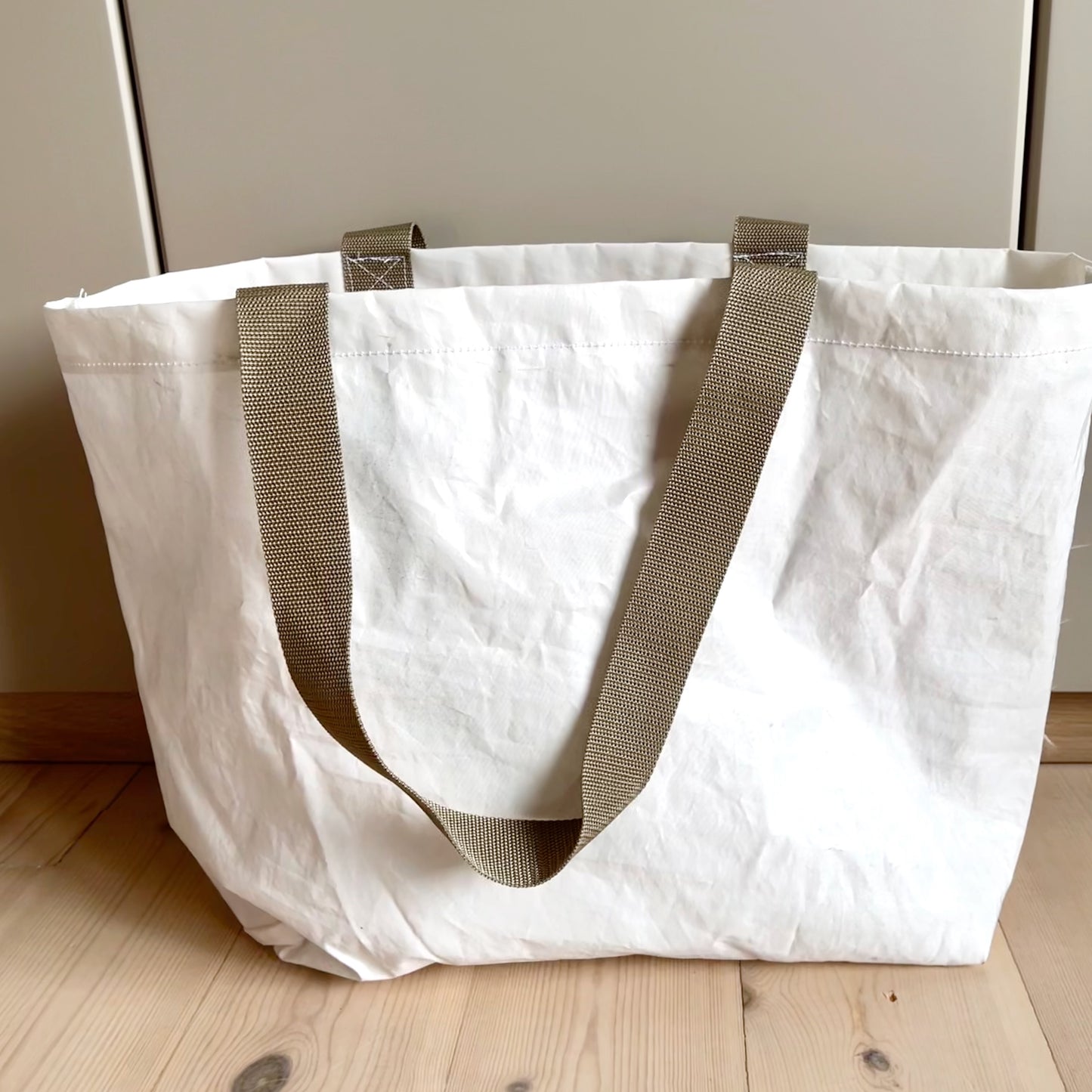 Stor bag med rødt nummer fra seil, innerlomme med glidelås