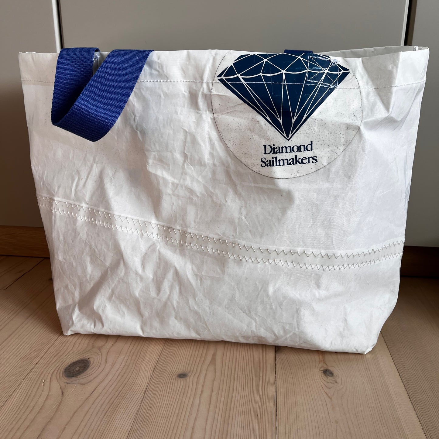 Stor bag med blått seil