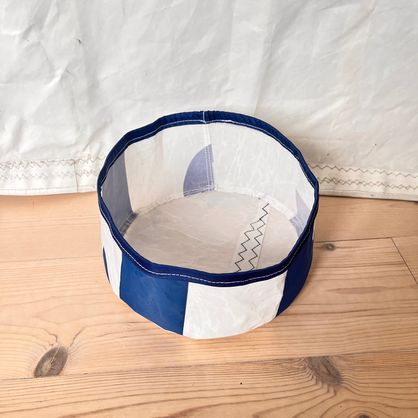 Kurv laget av gammelt seil