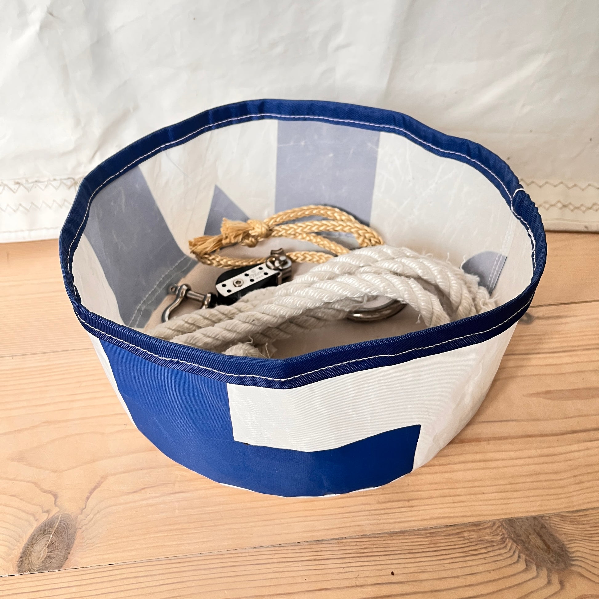 Kurv laget av gammelt seil