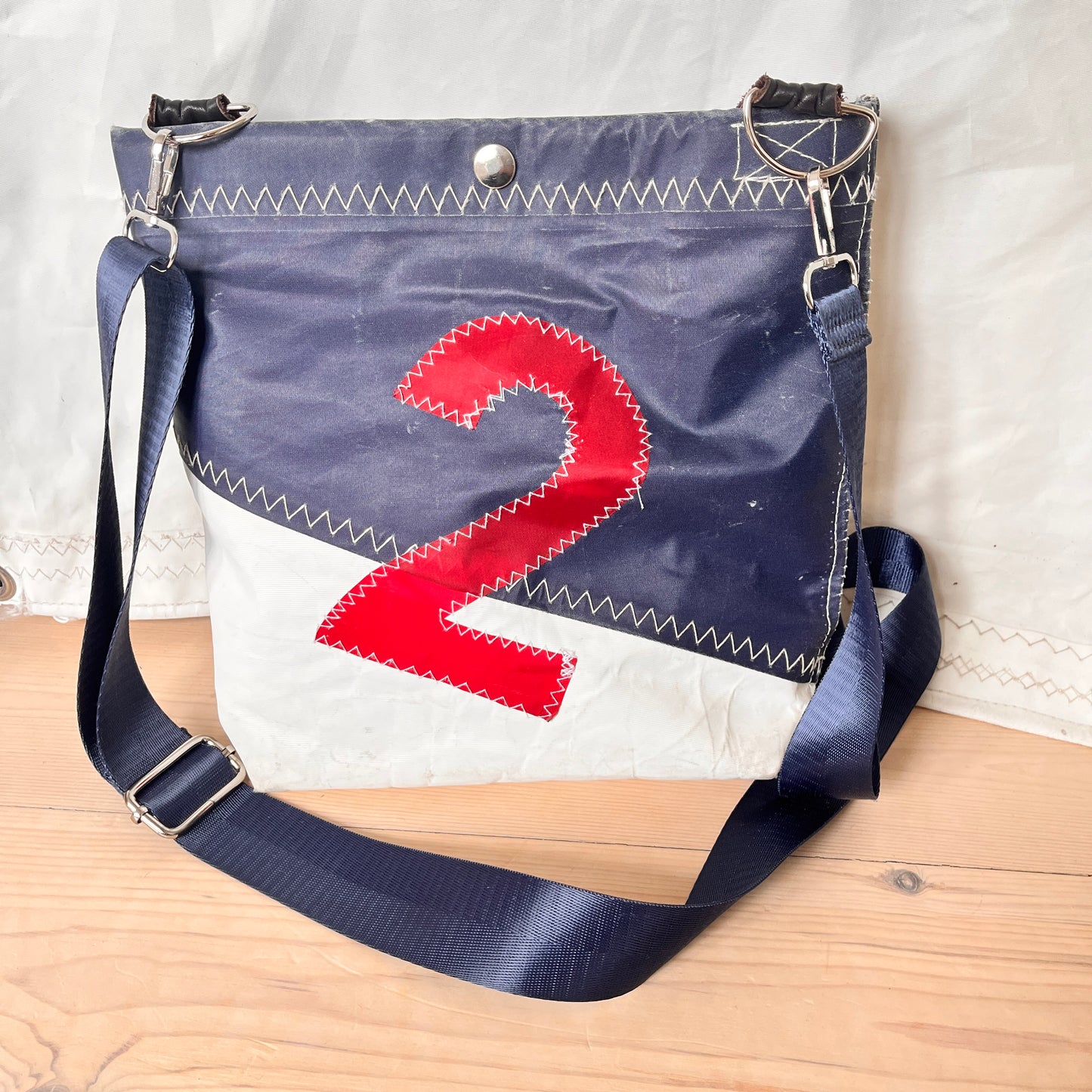 Crossbody i to farger med rødt 2-tall