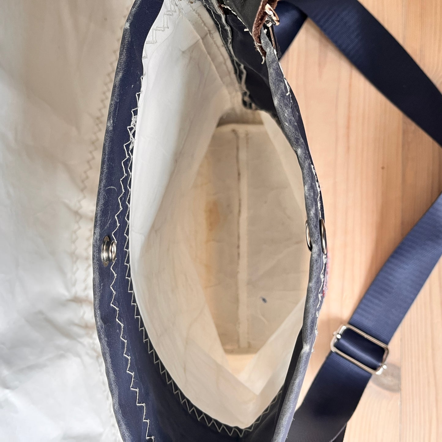 Crossbody i to farger med rødt 2-tall