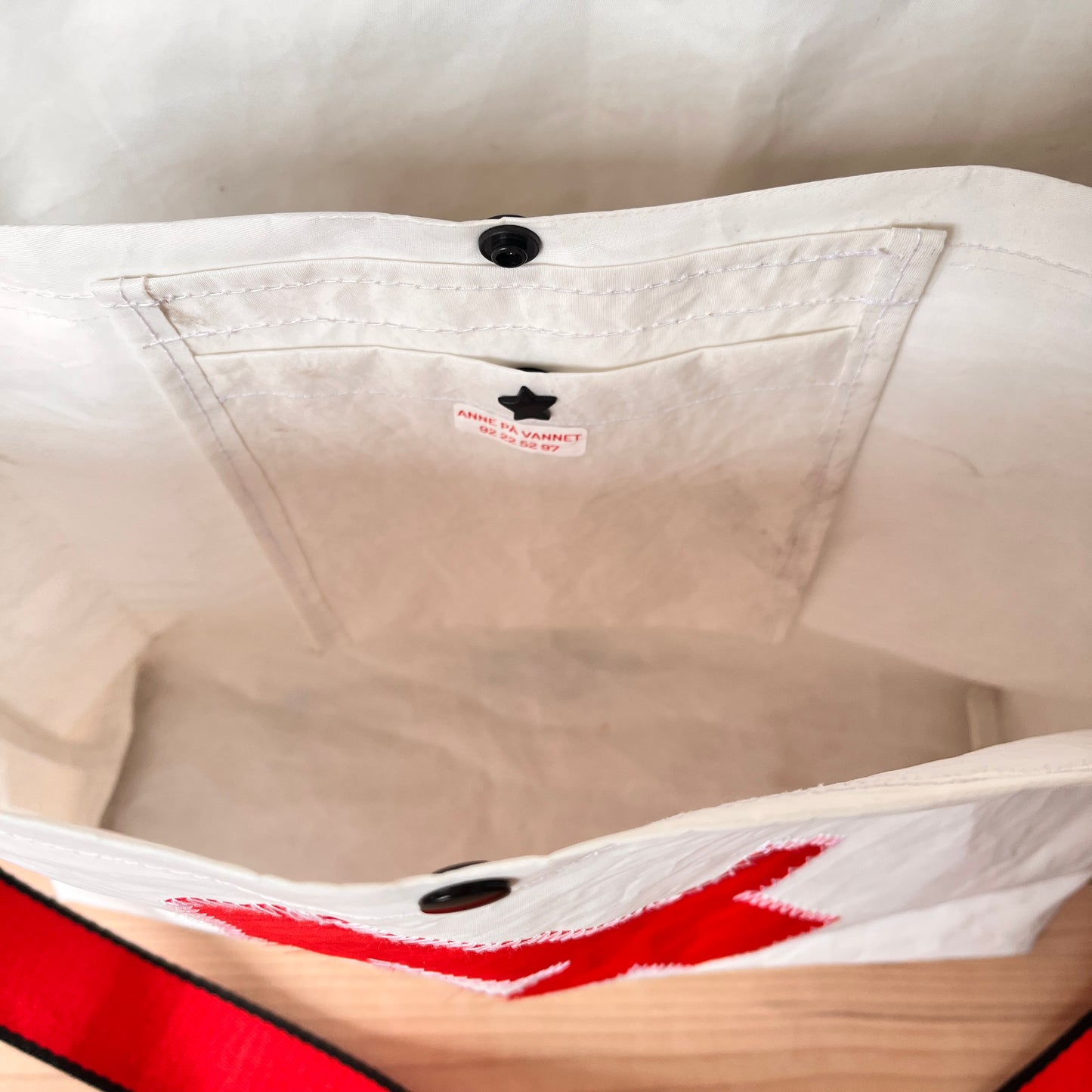 Crossbody, med rødt firetall - SALG!