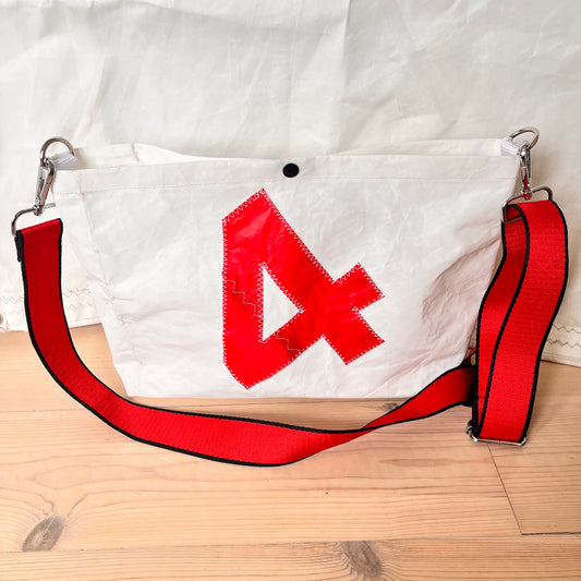 Crossbody, med rødt firetall
