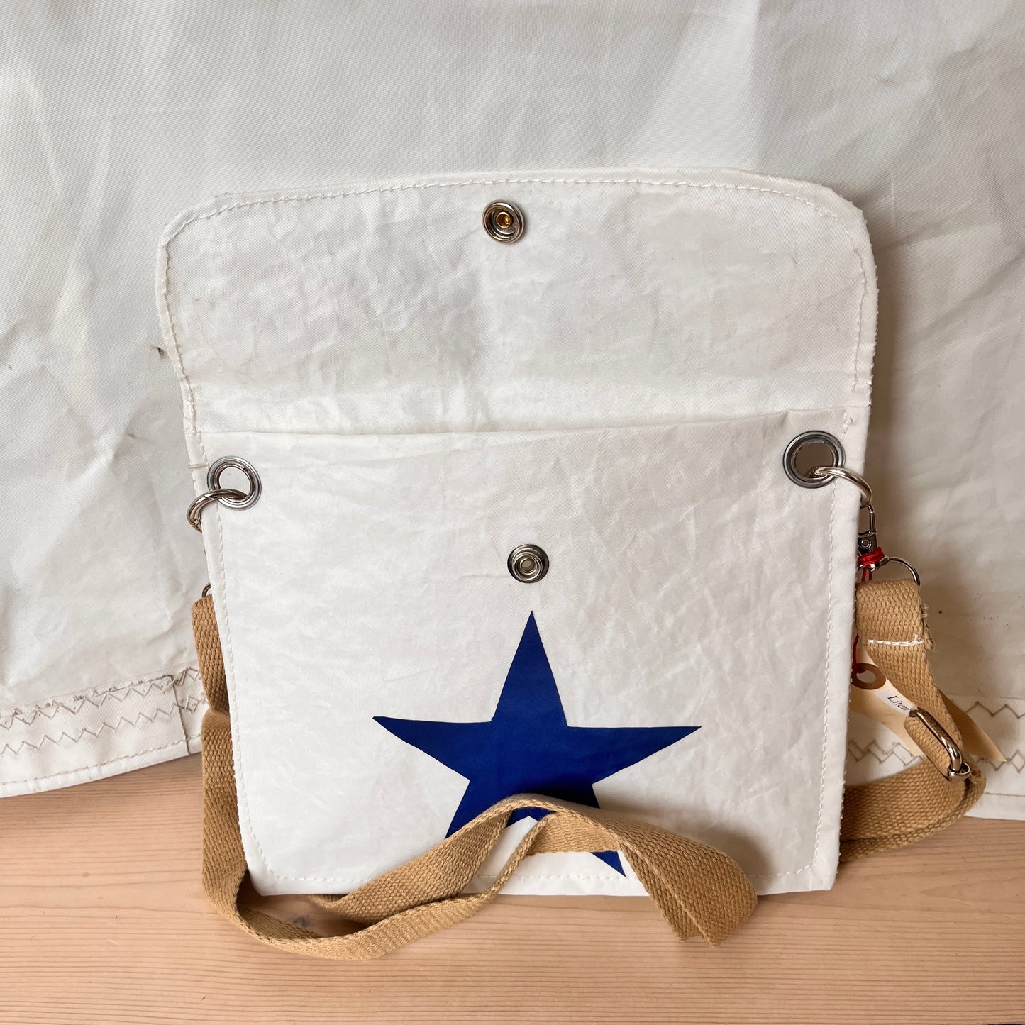 Crossbody, med klaff og blå stjerne