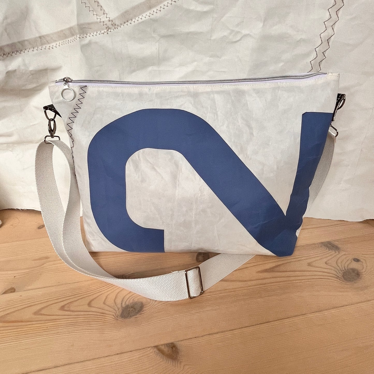 Skulderveske av gamle seil, hvit rem