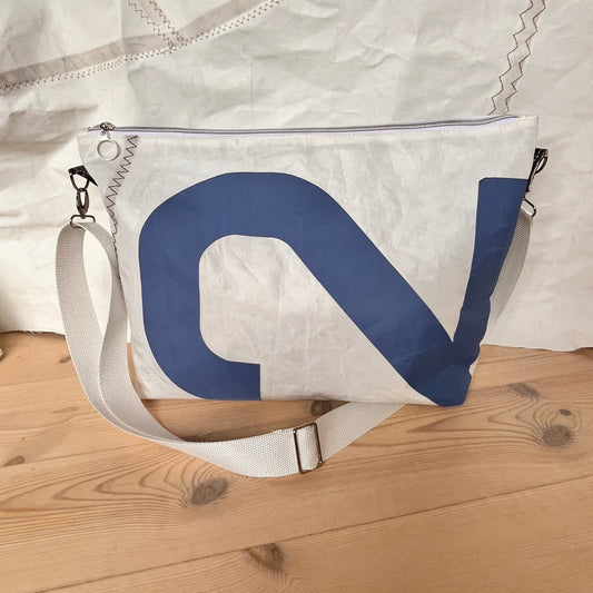 Skulderveske av gamle seil, hvit rem