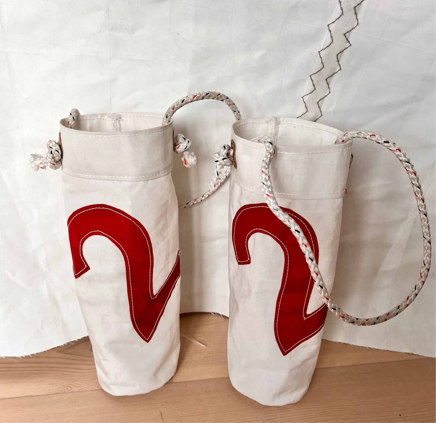 Flaske- /vinposer med rødt 2-tall