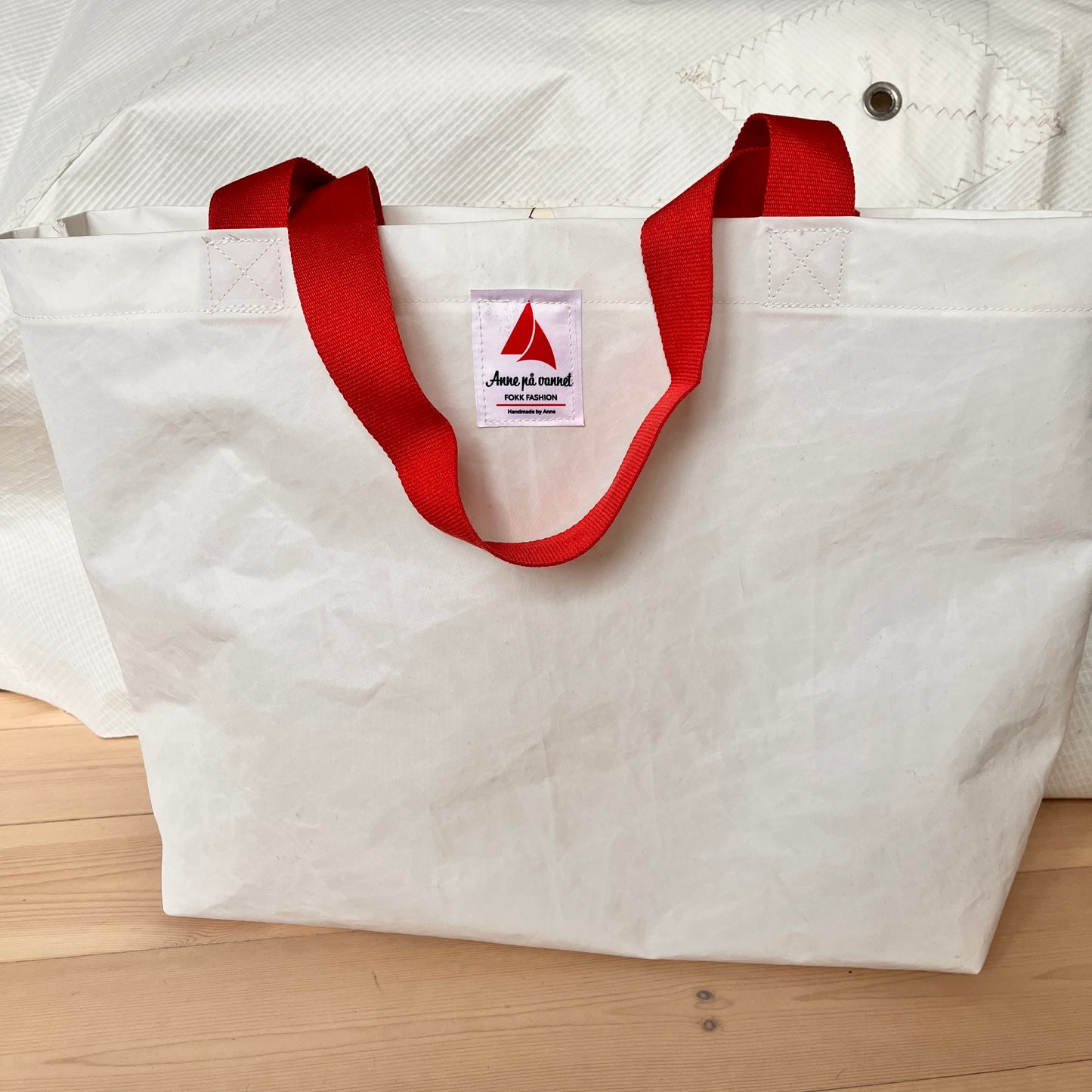 Stor bag med rødt 3-tall, røde stropper