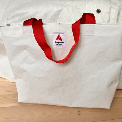 Stor bag med rødt 3-tall, røde stropper