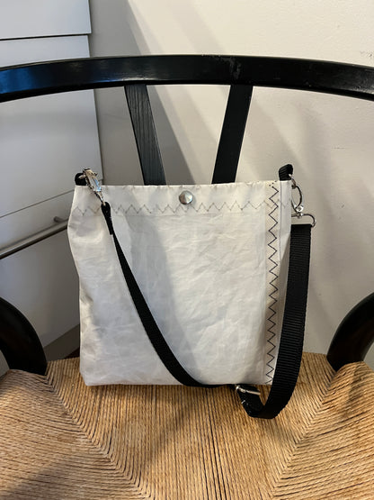 Crossbody/veske med blå søm
