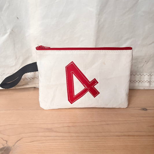 Liten clutch med rødt 4-tall