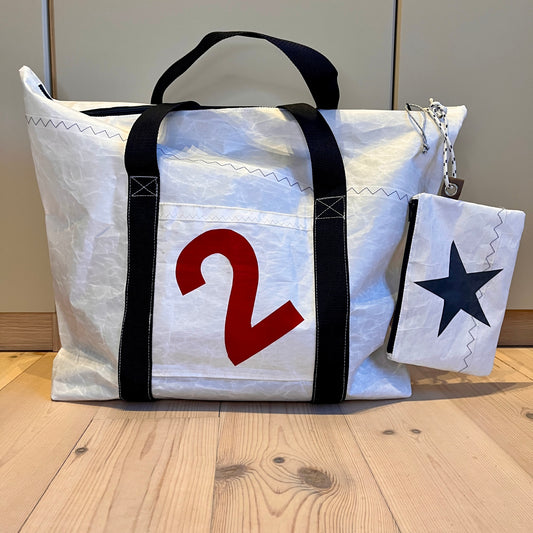 Bestillingsvare!
Stor bag med glidelås og clutch, 2-tall og stjerne.