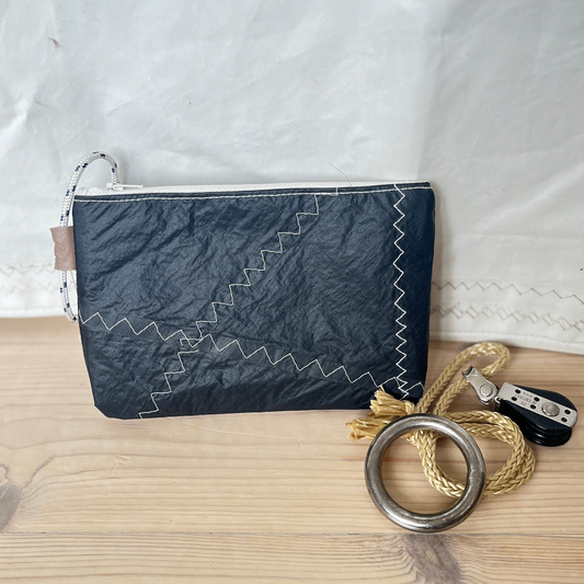 Liten clutch fra sort spinnaker - foret med annet seil