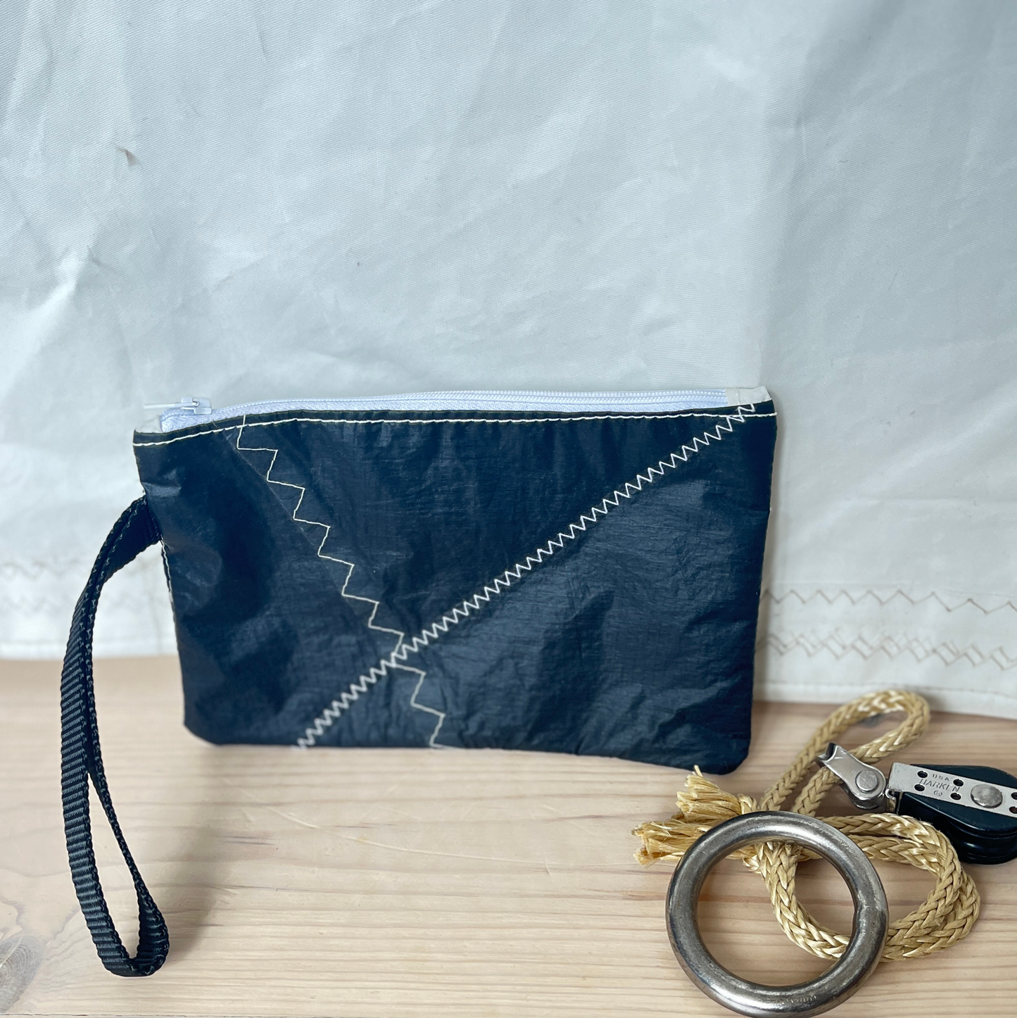 Liten clutch fra sort spinnaker - foret med annet seil