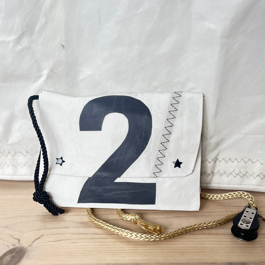 Liten clutch, med sort to-tall, og klaff.