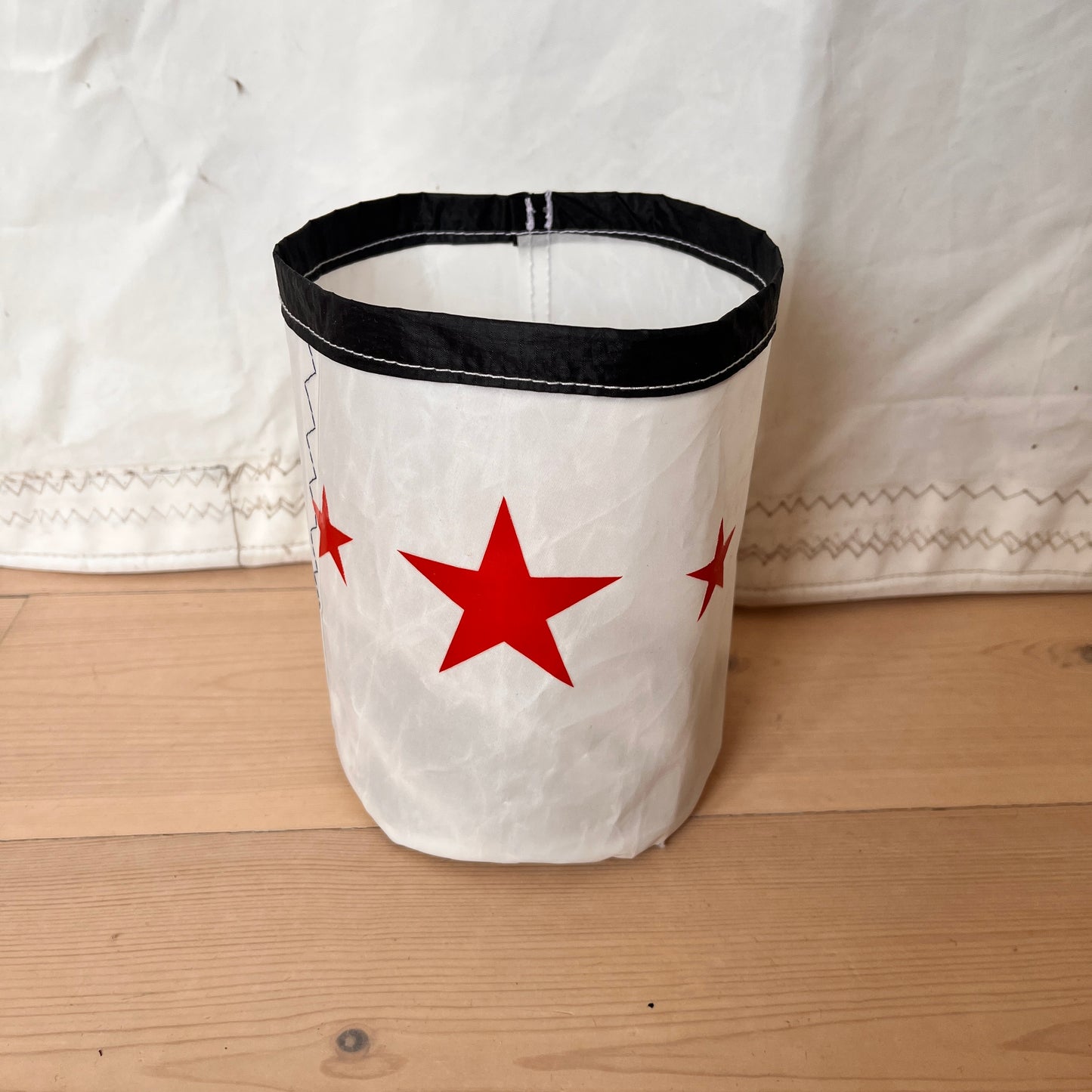 Lyslykt, sort kant med tre røde stjerner