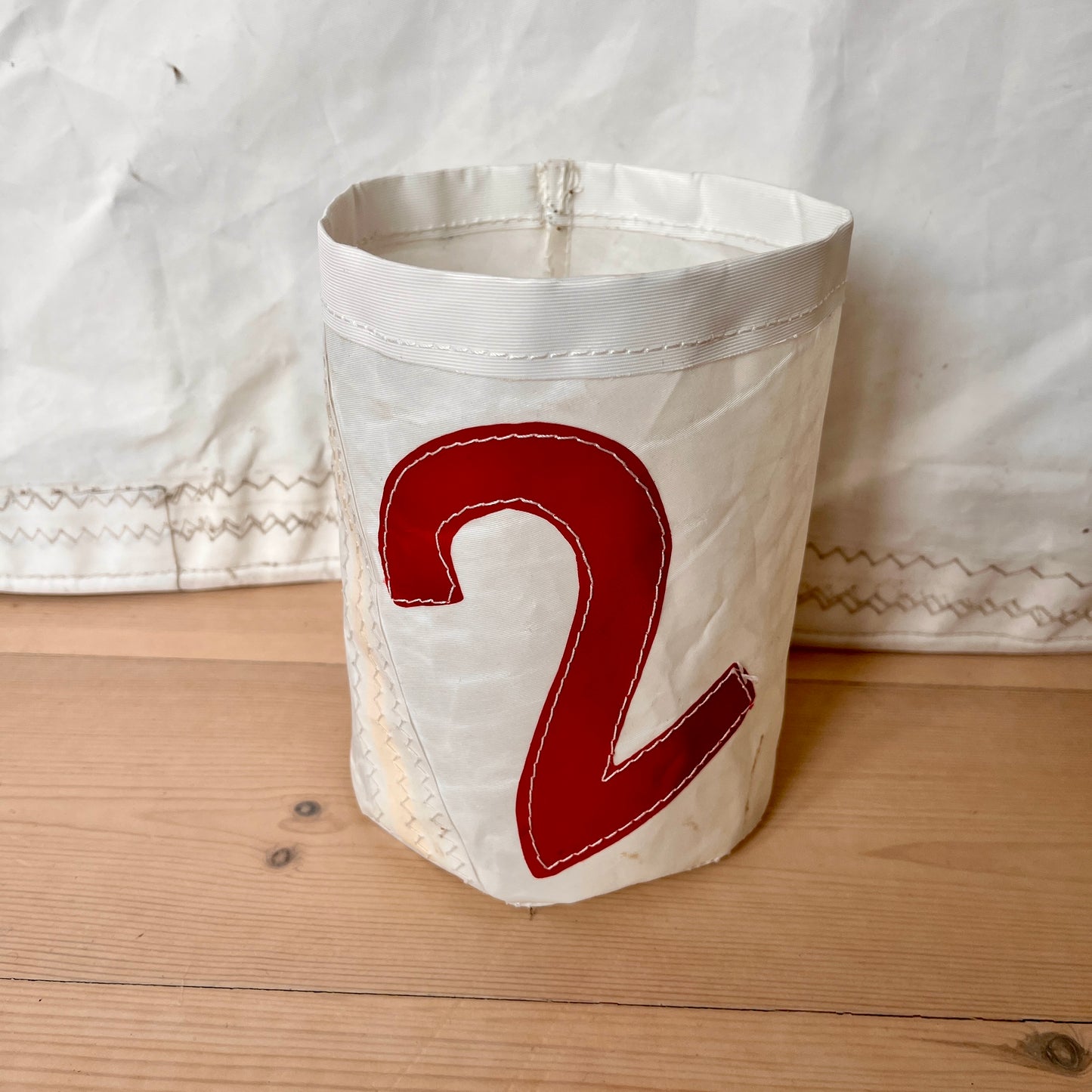 Lyslykt med rødt 2-tall