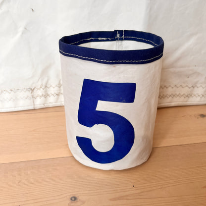 Lyslykt med blått 5-tall og blå kant