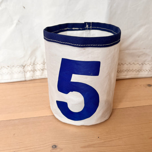 Lyslykt med blått 5-tall og blå kant