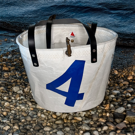 Ovalbunnet veske, med 4-tall og sorte "skinn"-remmer