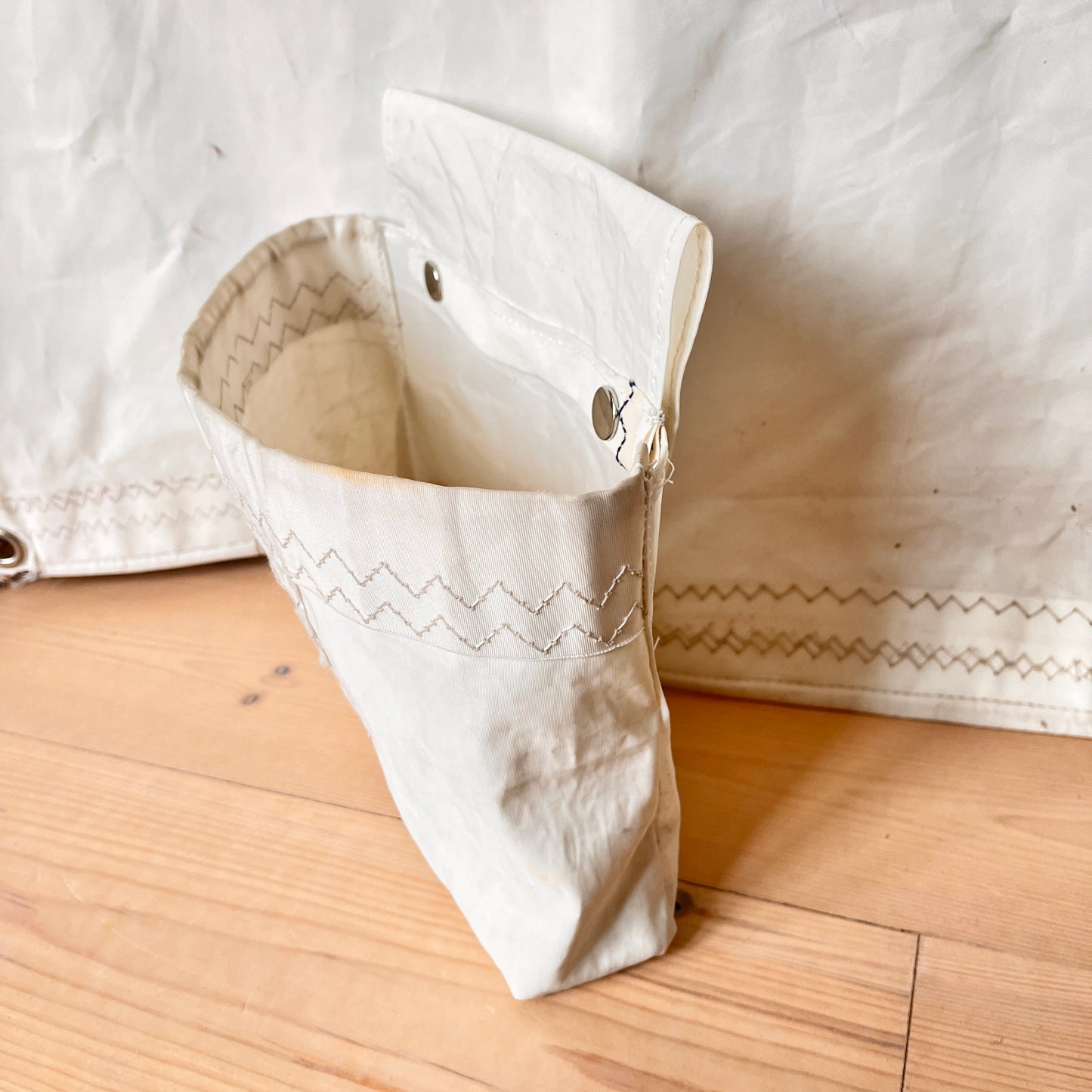 Rekkepose, med blå søm