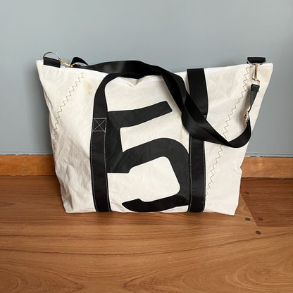 Weekend-bag med glidelås og ytterlomme, sort 5-tall og sorte stropper