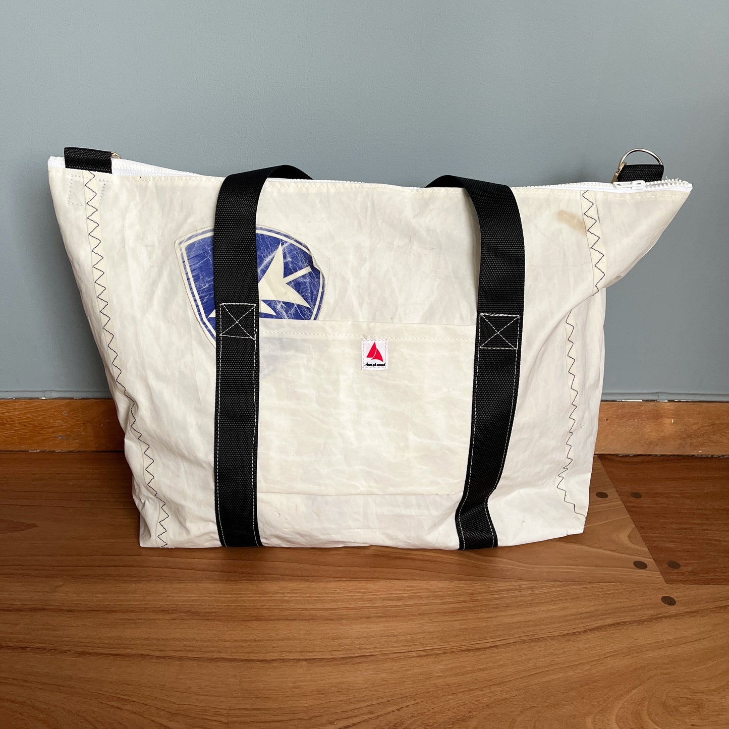 Weekend-bag med glidelås og ytterlomme, sort 5-tall og sorte stropper