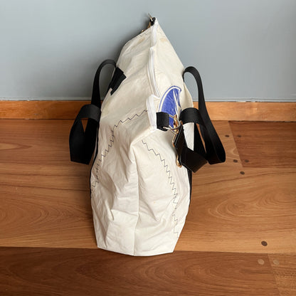 Weekend-bag med glidelås og ytterlomme, sort 5-tall og sorte stropper