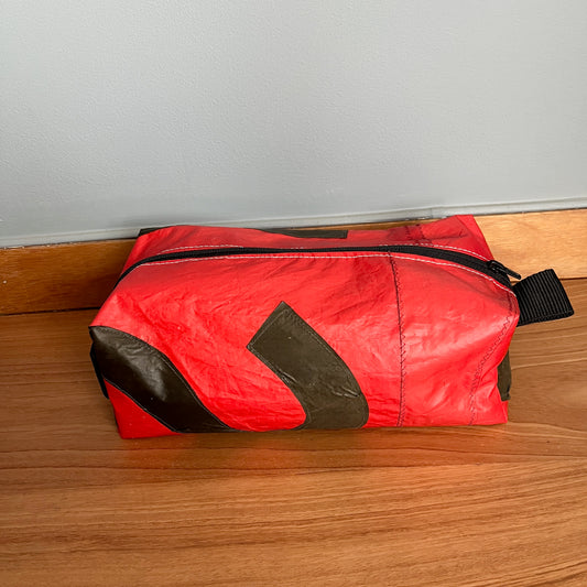 Rød toalettmappe med sort dekor fra tall på seil