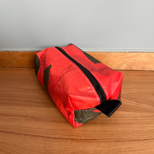 Rød toalettmappe med sort dekor fra tall på seil