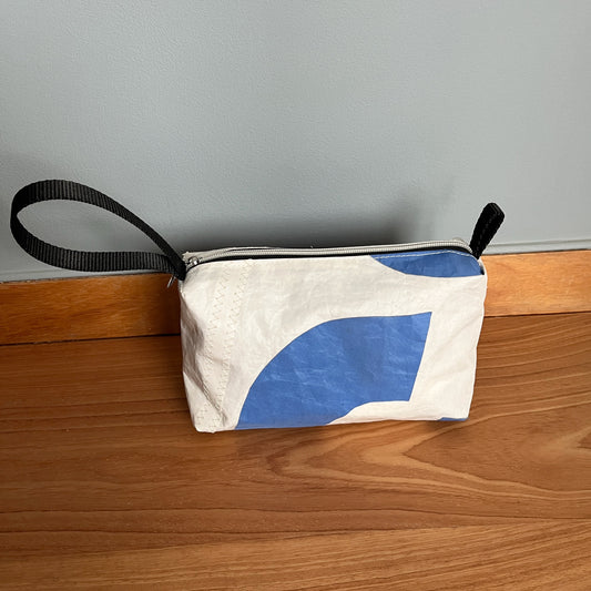 Toalettmappe med blå dekor fra tall på seil