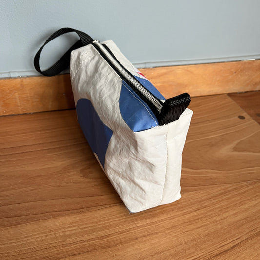 Toalettmappe med blå dekor fra tall på seil