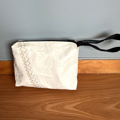 Toalettmappe laget av gammelt seil