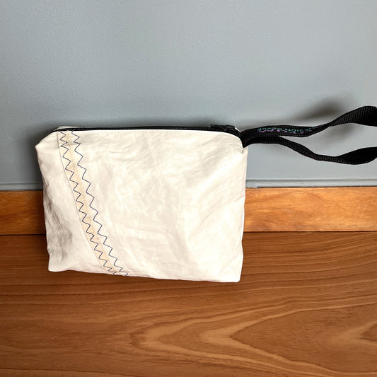 Toalettmappe laget av gammelt seil