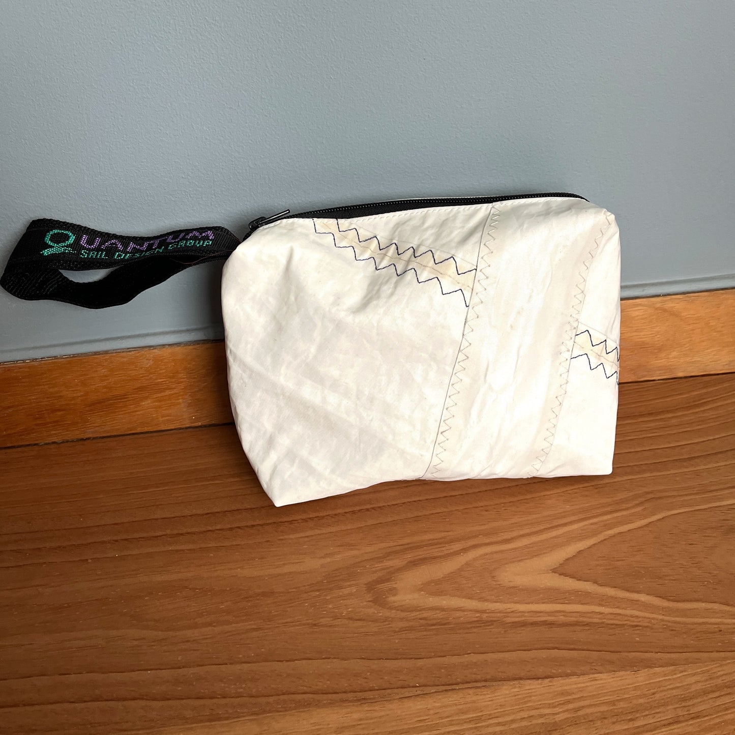 Toalettmappe laget av gammelt seil