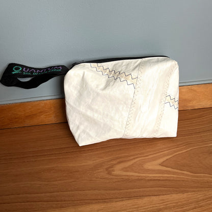 Toalettmappe laget av gammelt seil