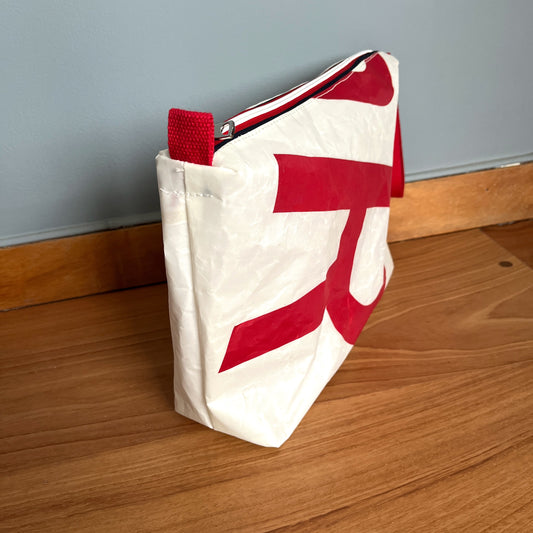 Stor toalettmappe med lus og røde tall