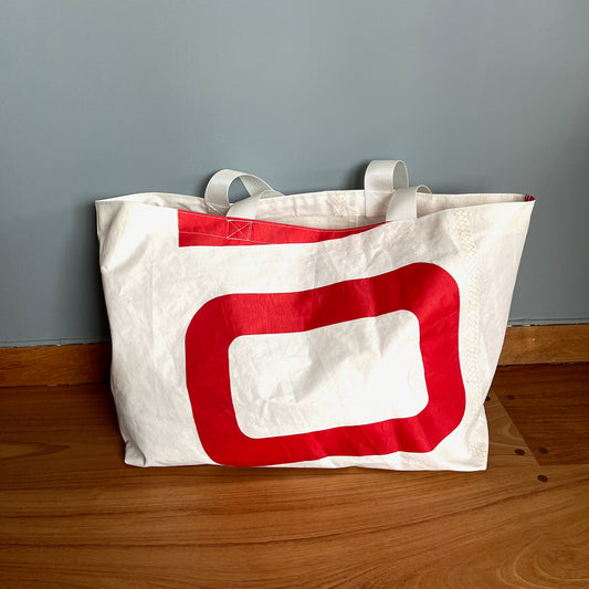 Stor bag med rødt tall fra seiliet og innerlomme