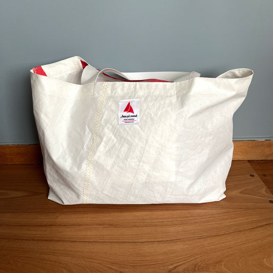 Stor bag med rødt tall fra seiliet og innerlomme