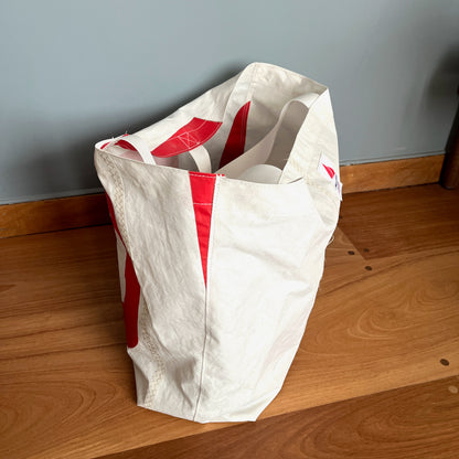 Stor bag med rødt tall fra seiliet og innerlomme