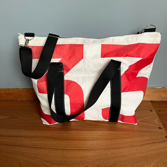 Weekendbag av gammelt seil, røde tall