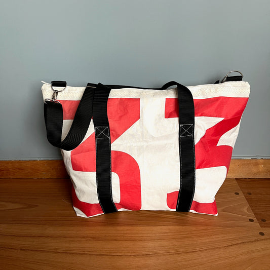 Weekendbag av gammelt seil, røde tall