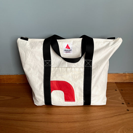 Weekendbag av gammelt seil, røde tall