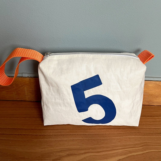 Toalettmappe med blå dekor og oransje stropper